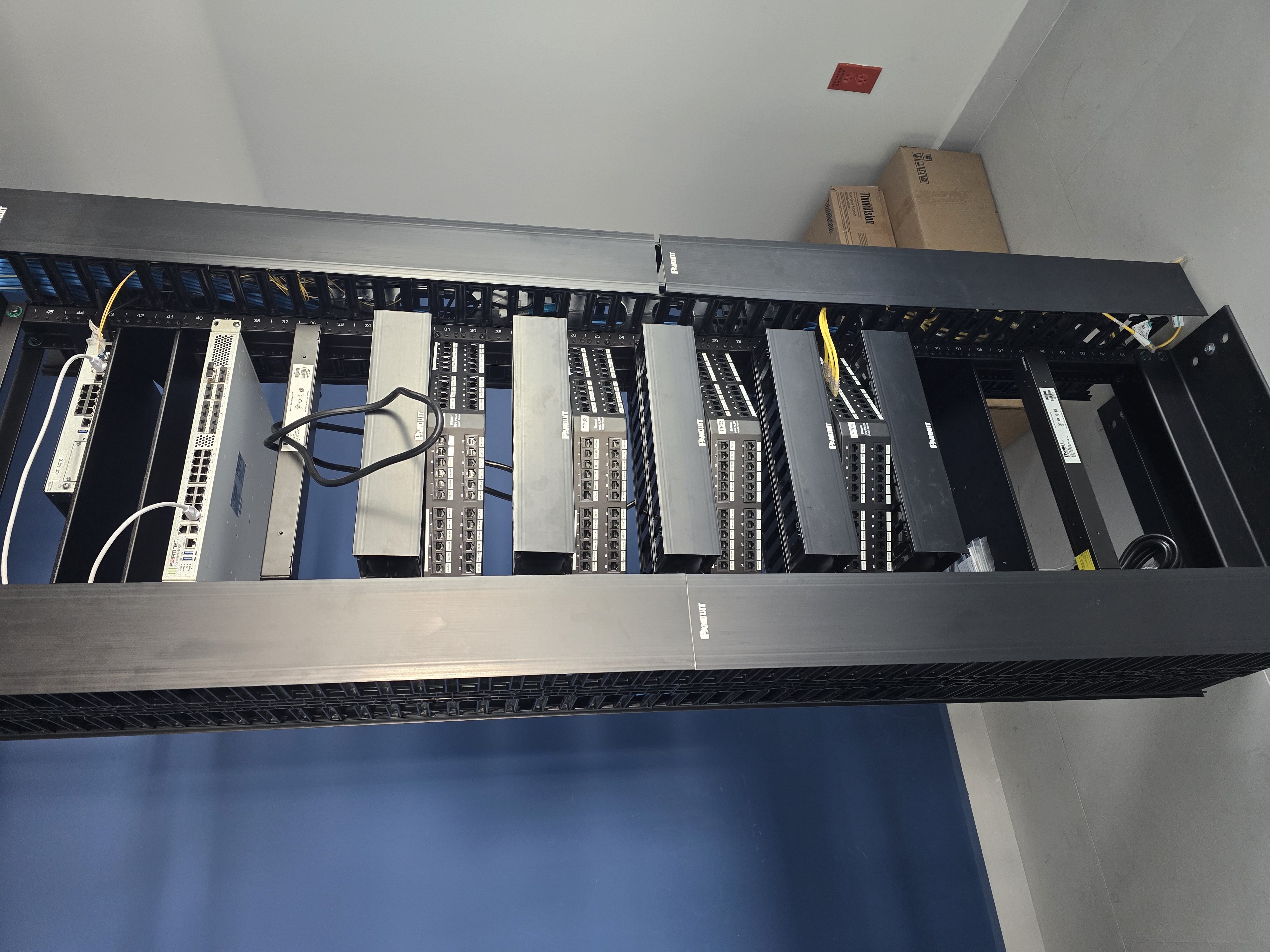 Rack de comunicaciones instalado